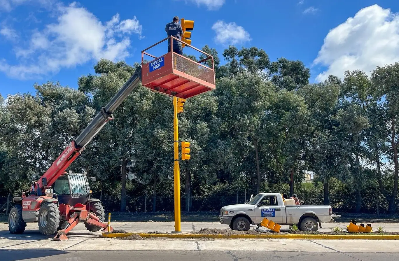 La intervención contempló la instalación de tres dispositivos: dos semáforos vehiculares y uno peatonal.