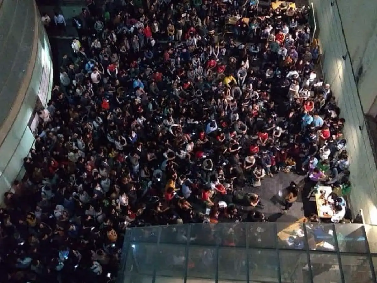 En la facultad de Derecho de la UNC estudiantes sacaron una virgen del edificio 