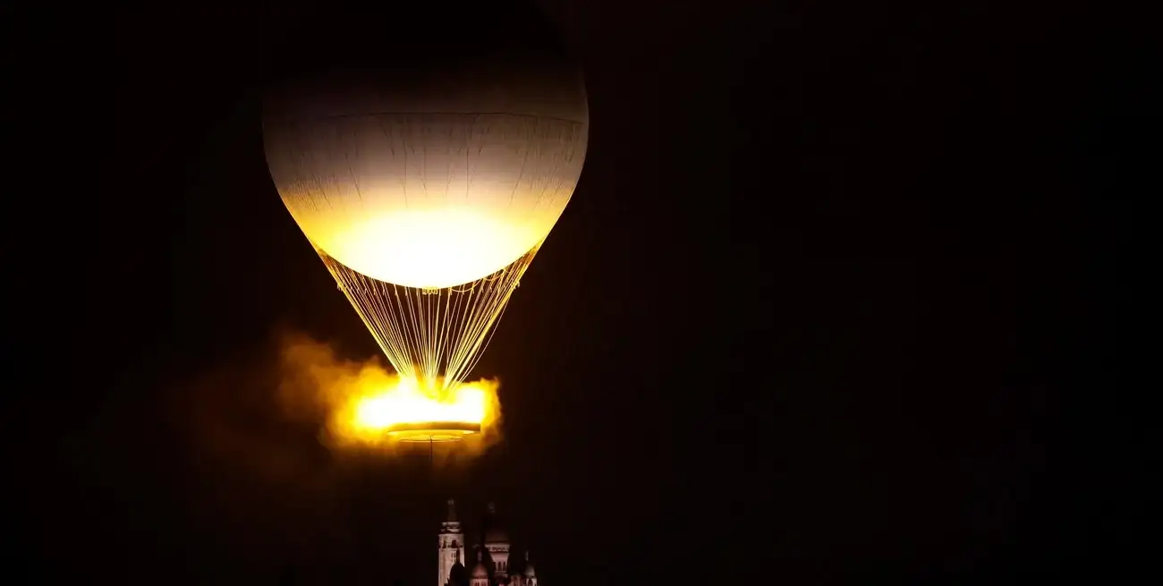 El fuego olímpico quedó encendido en el cielo de París. Crédito: Reuters/Peter Cziborra