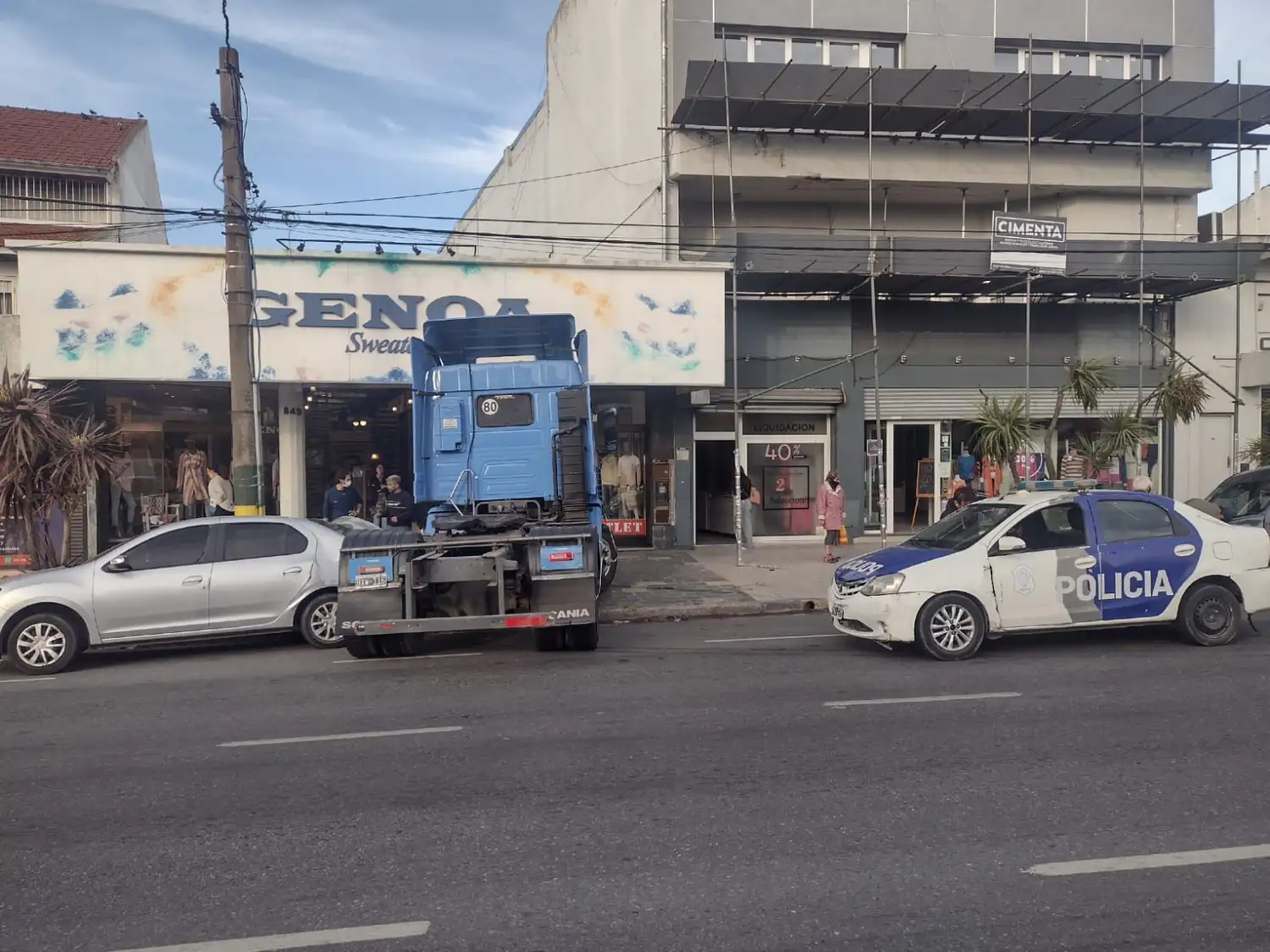 Así fue el espectacular choque de un camión en Juan B. Justo