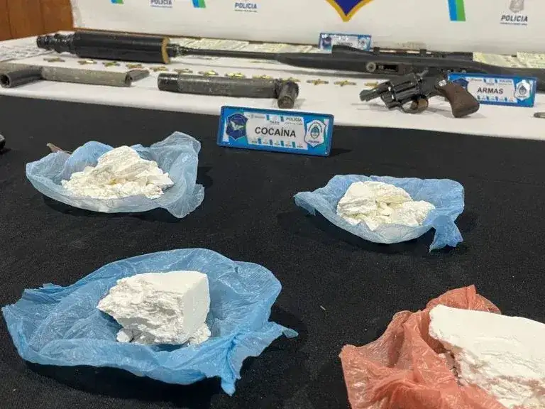 Allanaron una casa en Camet y encontraron cocaína, armas y más de $2 millones