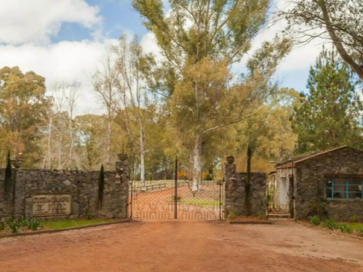 Ingresaron en anfibios a un country y robaron tres casas
