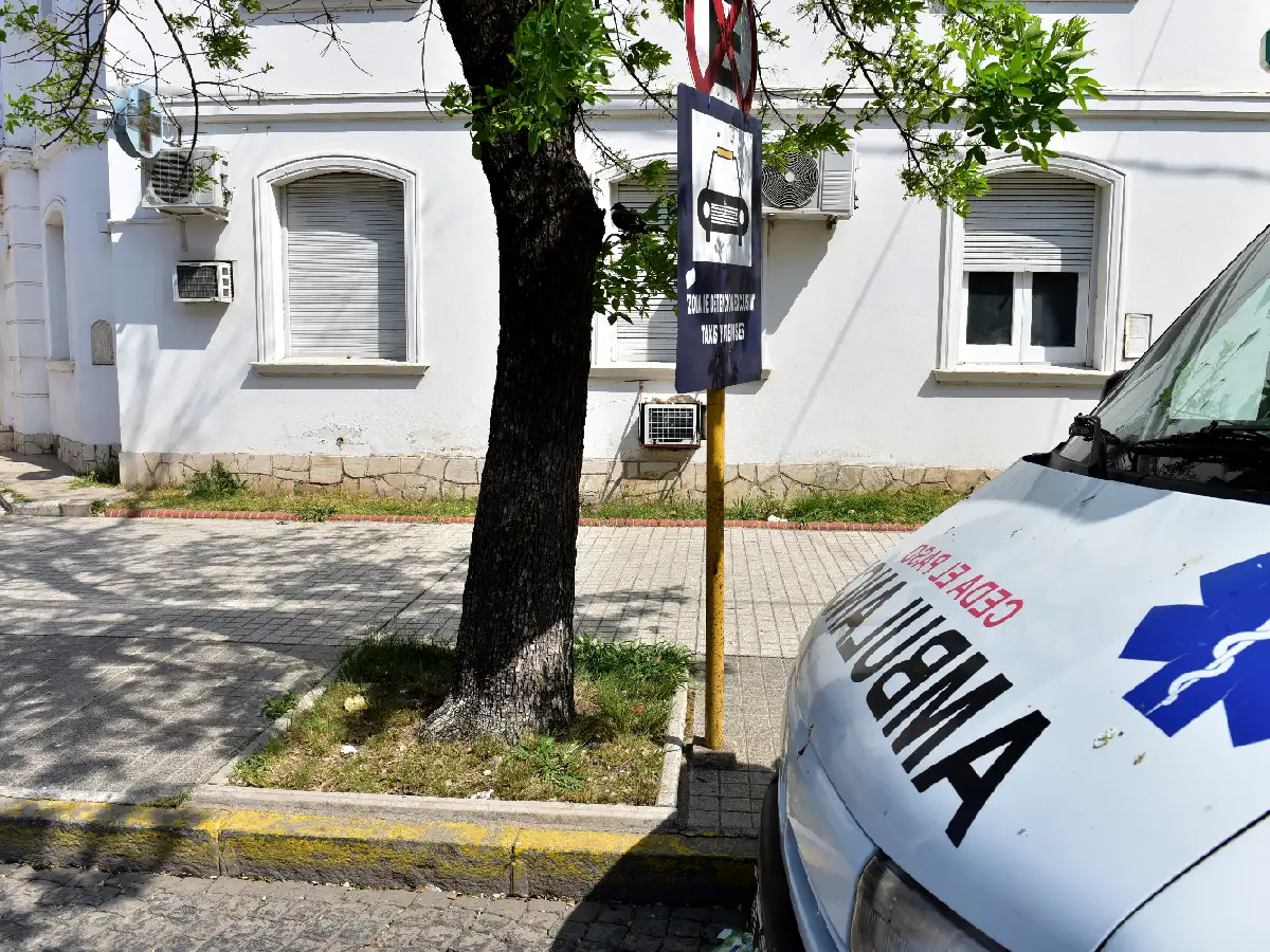 Detuvieron a un joven por causar daños en una clínica de la ciudad