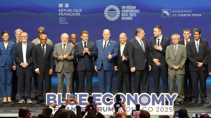 El presidente francés, Emmanuel Macron y el príncipe Alberto II de Mónaco (centro-der.), posan en el escenario al final del Foro de Economía y Finanzas Azules, antes de la Conferencia de las Naciones Unidas sobre los Océanos de 2025 en Niza. Foto EFE