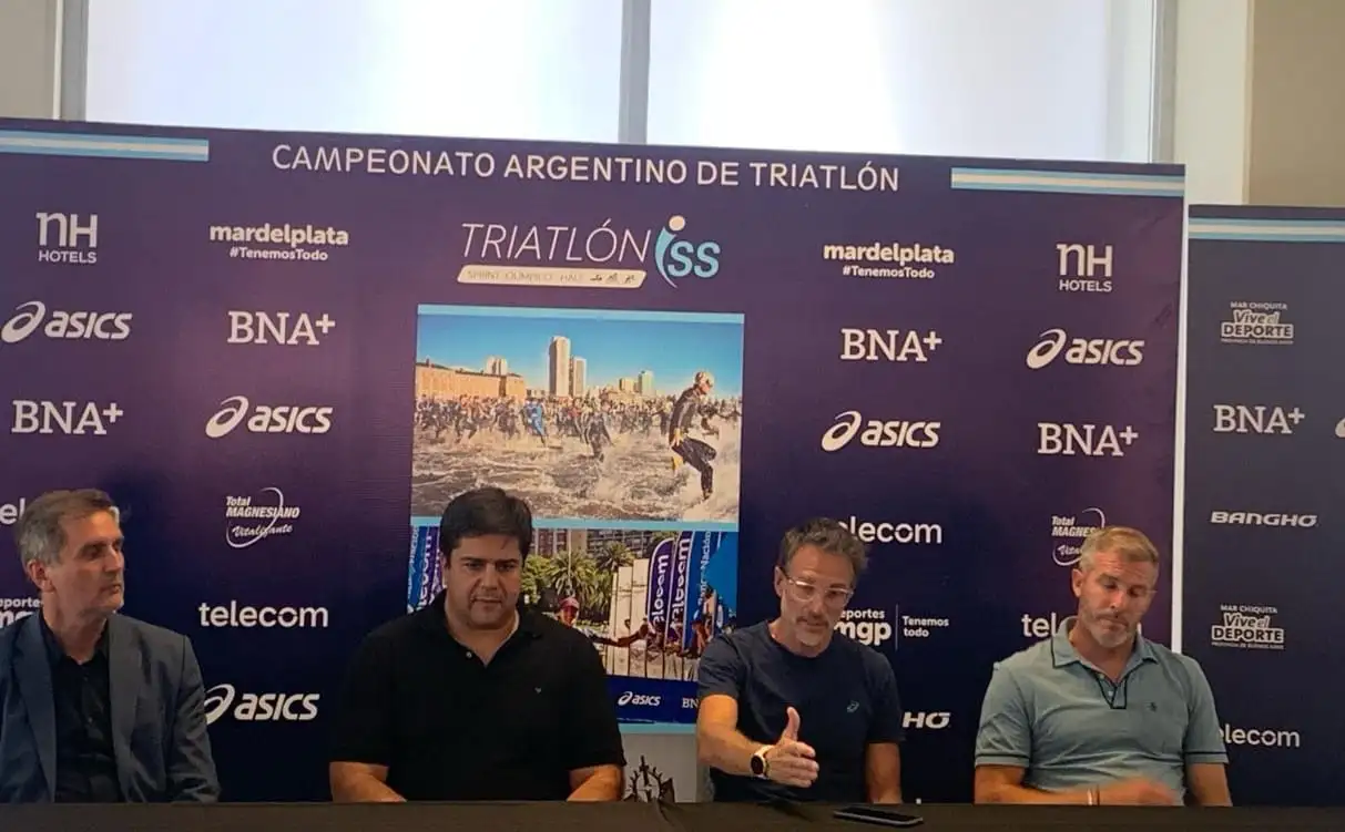 La mesa de presentación del Half Triatlon y Sprint Triatlón en Mar del Plata.
