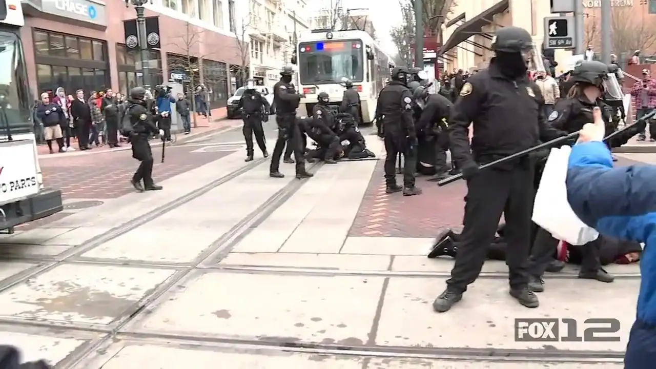En 30 segundos la policía de Portland despejó una calle cortada