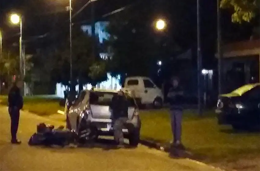 Perdió el control de la moto y chocó contra un auto estacionado