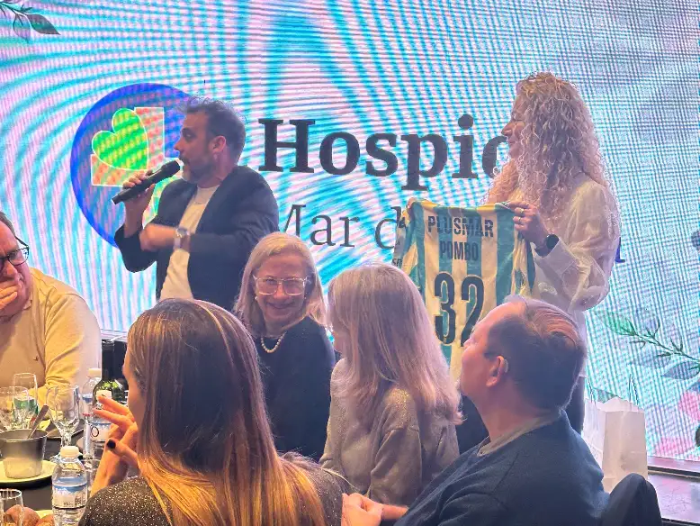Aldosivi colaboró con la cena benéfica de Hospice Mar del Plata y donó una camiseta histórica
