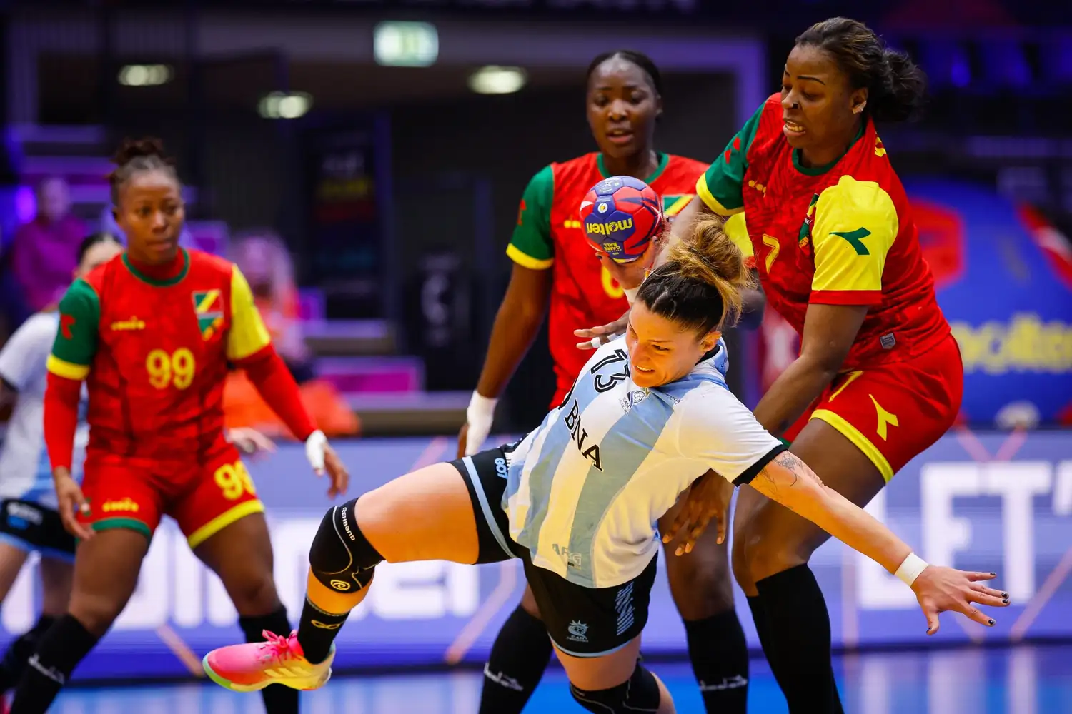 Argentina ganó su primer partido y está en la Ronda Final