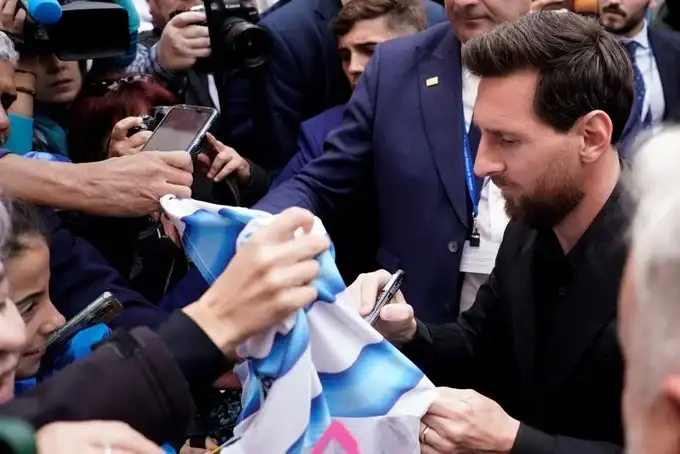 Messi llegó a Oviedo y una multitud lo esperaba para verlo.