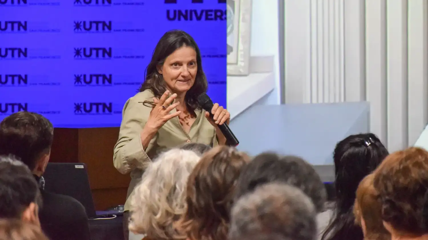 Turner brindó una charla titulada “La ciencia al servicio de la verdad. Antropología forense, identidad y derechos humanos” en el salón de actos “Santiago Pampiglione” de la UTN.