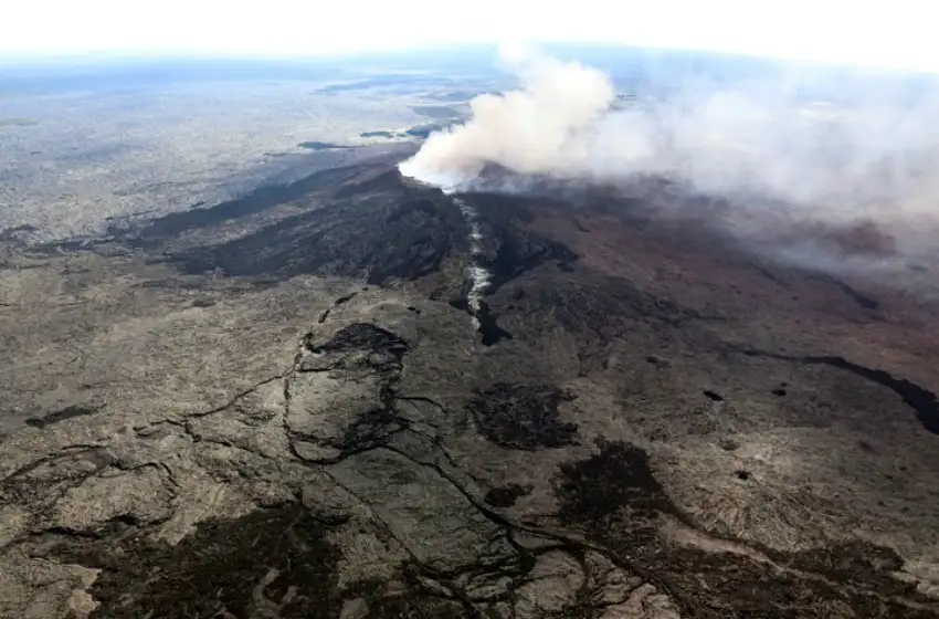 Evacuan Hawaii por la erupción de un volcán