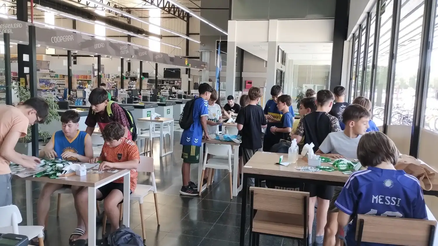 Como en las viejas épocas, los niños se juntan a intercambiar figuritas en espacios comunes
