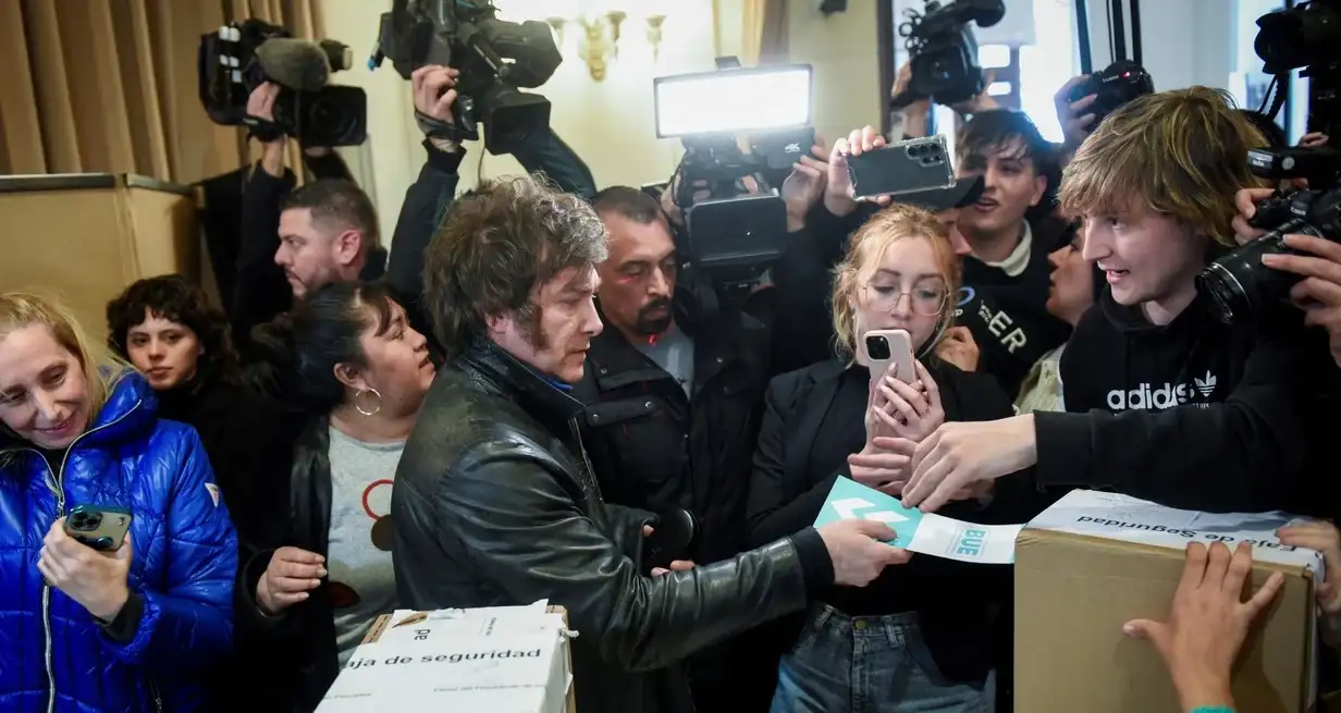 Javier Milei, precandidato presidencial por La Libertad Avanza (LLA), emitiendo su voto.