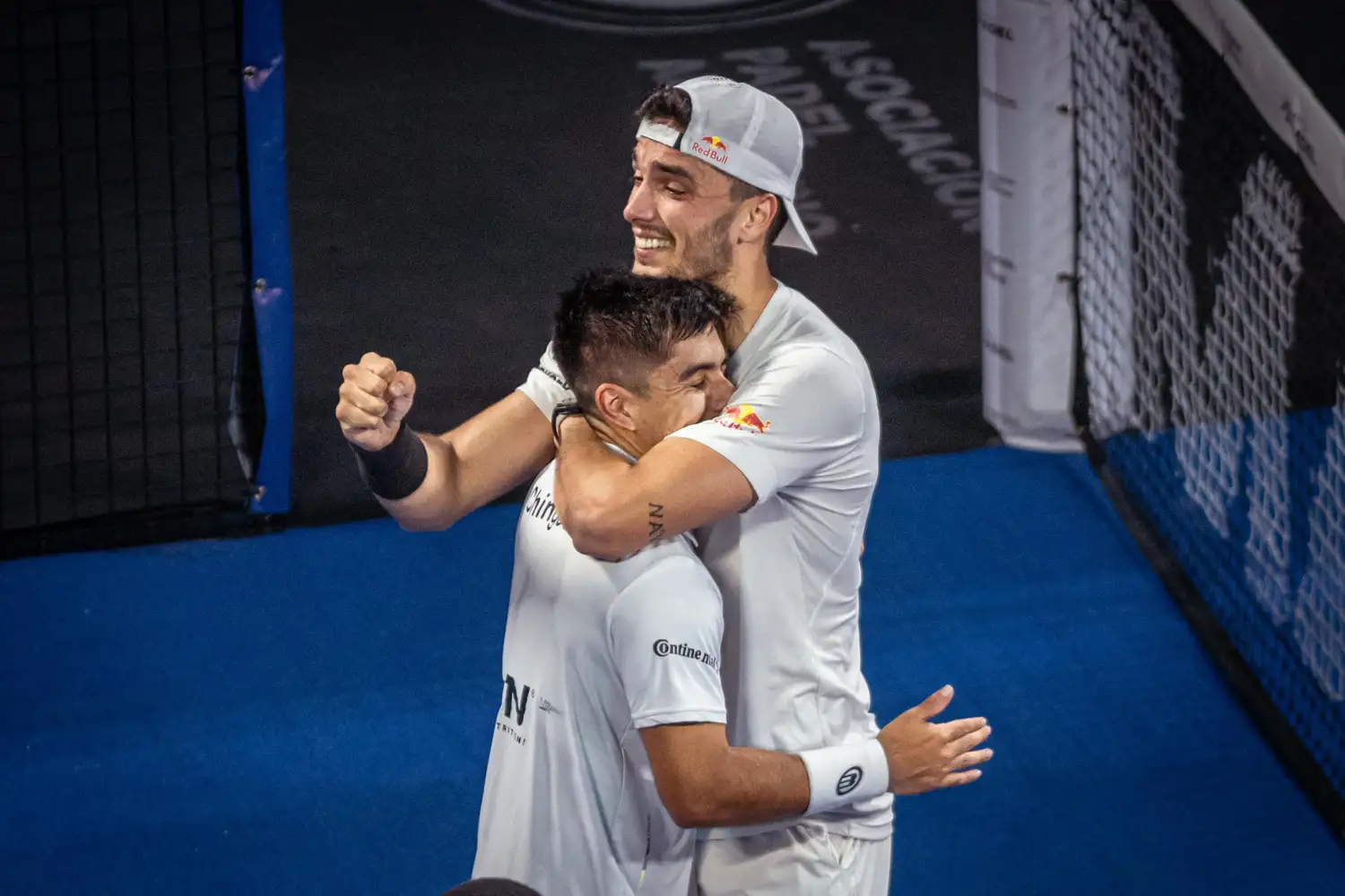 Galán abrazando a Chingotto en la final del Premier Padel.