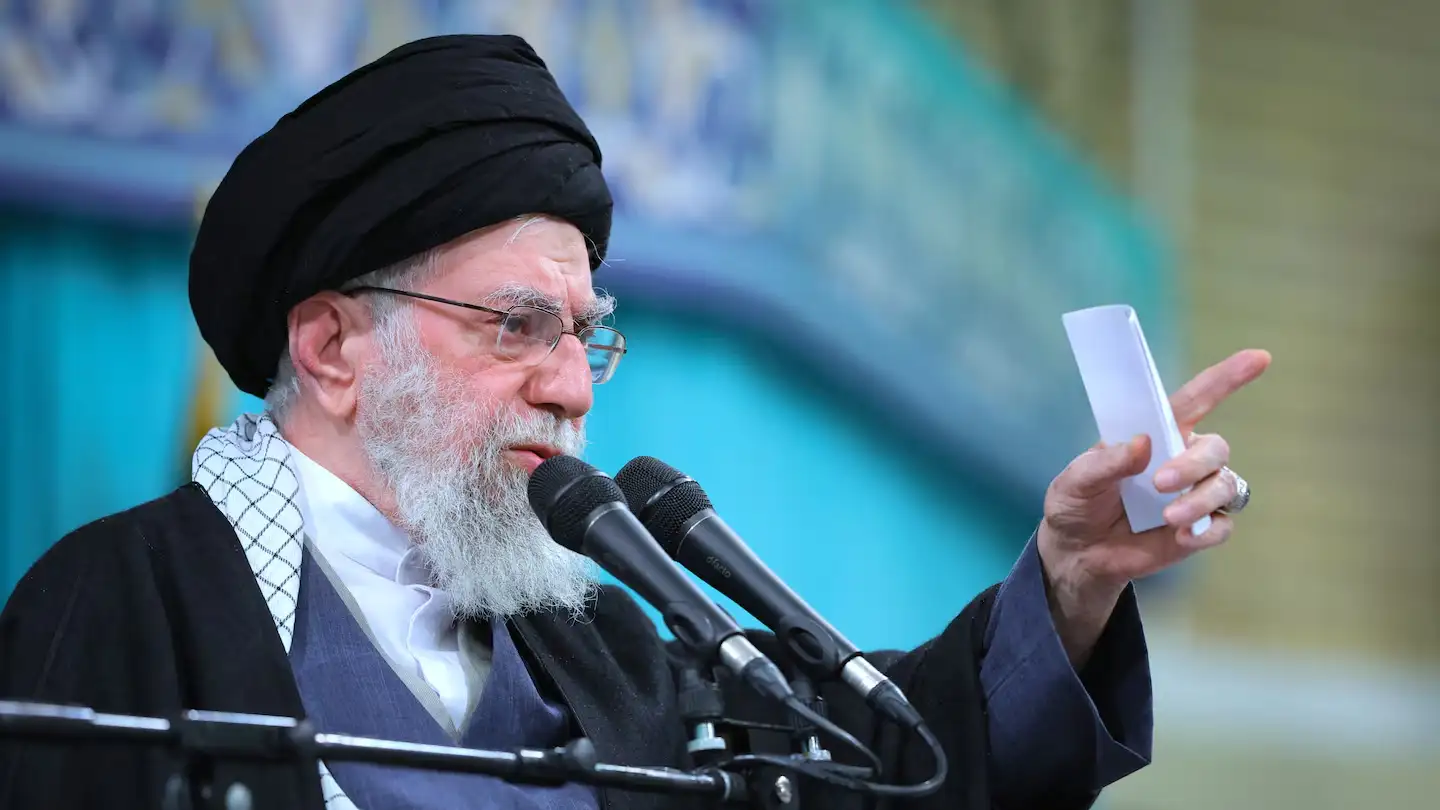 En la imagen, publicada por un sitio web oficial de la oficina del líder supremo iraní, el ayatolá Ali Jamenei habla en una reunión, en Teherán, Irán, el sábado 17 de enero de 2026. (Oficina del líder supremo de Irán, vía AP)