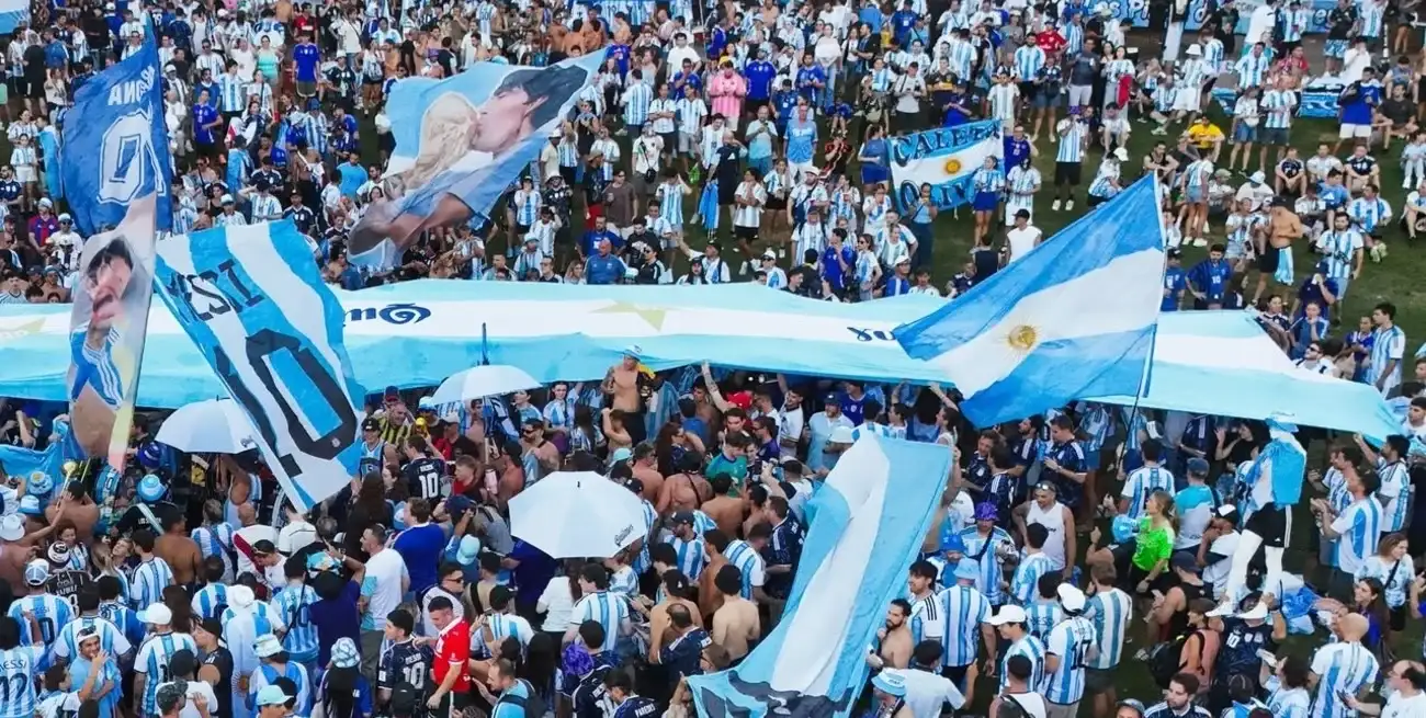 Fanáticos de distintos países coparon las inmediaciones del estadio para acompañar a la Selección argentina.