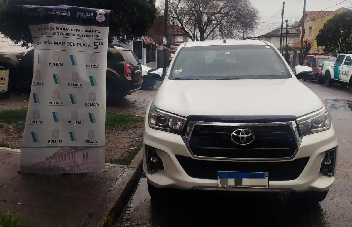 A partir de la denuncia, efectivos policiales desplegaron un operativo cerrojo en la zona que permitió interceptar a los sospechosos a pocas cuadras del lugar y proceder a su reducción.