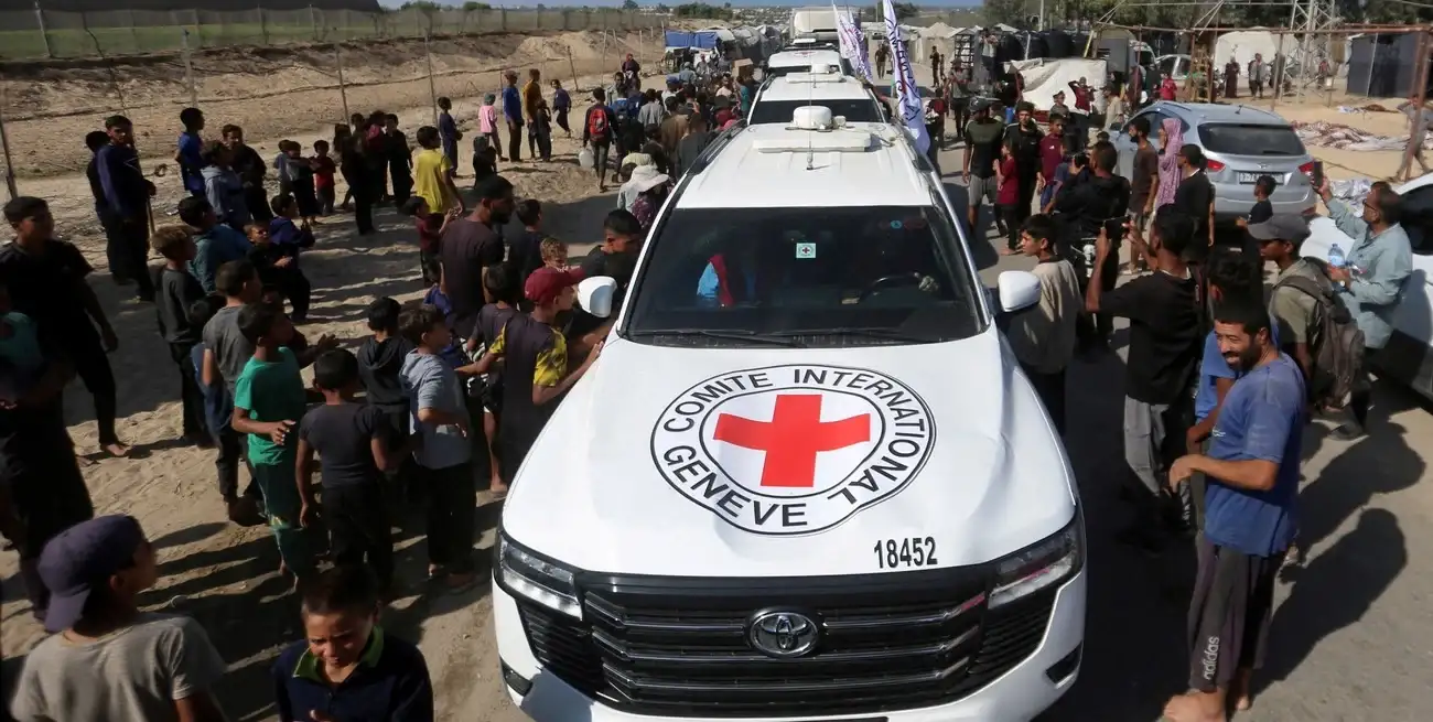 Los vehículos que atravesaron la línea roja con los rehenes israelíes. Crédito: REUTERS/Stringer