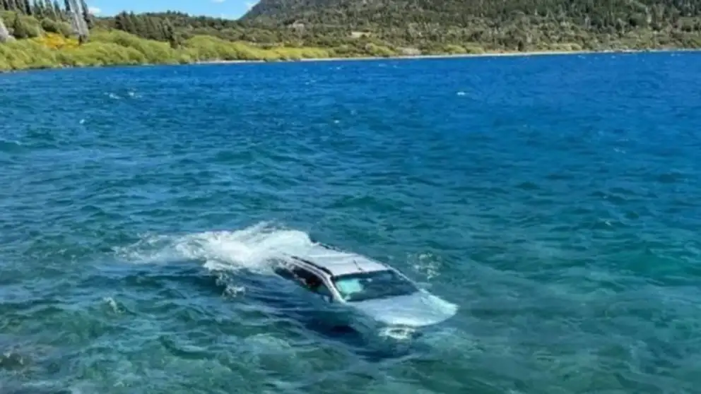 Un auto se despistó de la Ruta 40 y cayó al Lago Nahual Huapi (LM Neuquén)