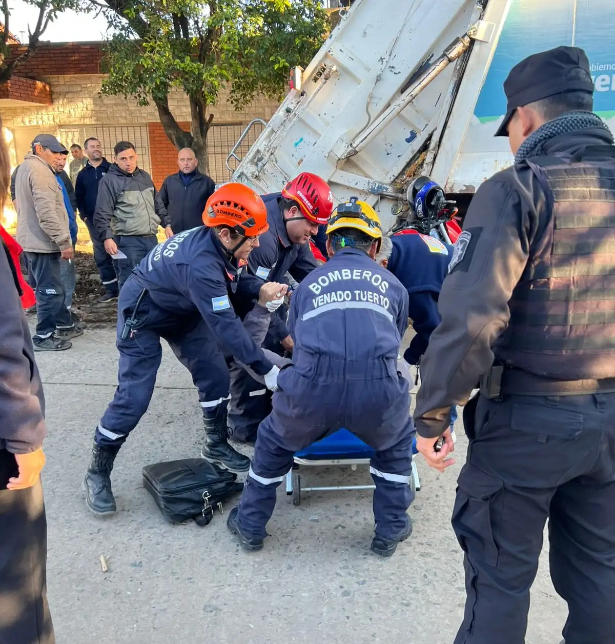Los servidores públicos trabajando en el lugar del accidente.
