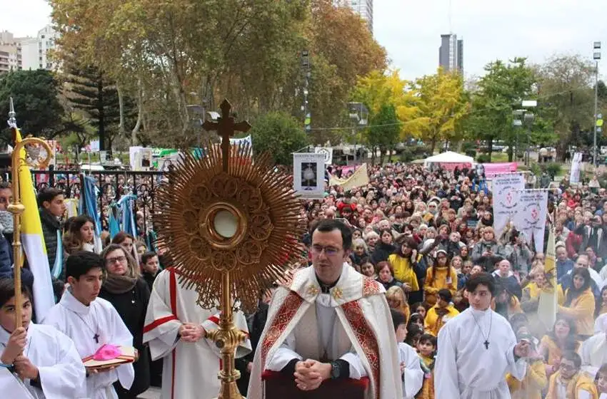 Miles de fieles participaron de la celebración del Corpus Christi