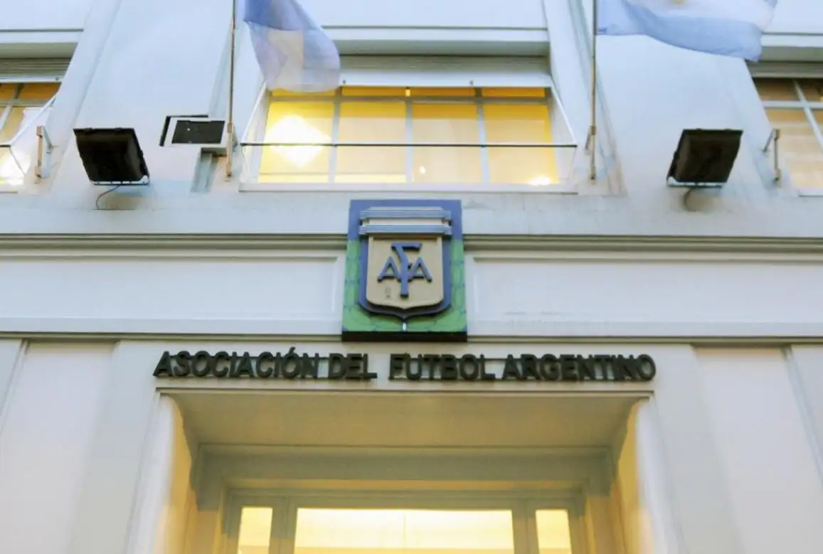 Embargan a la AFA ante el reclamo de un empresario por la organización de amistosos