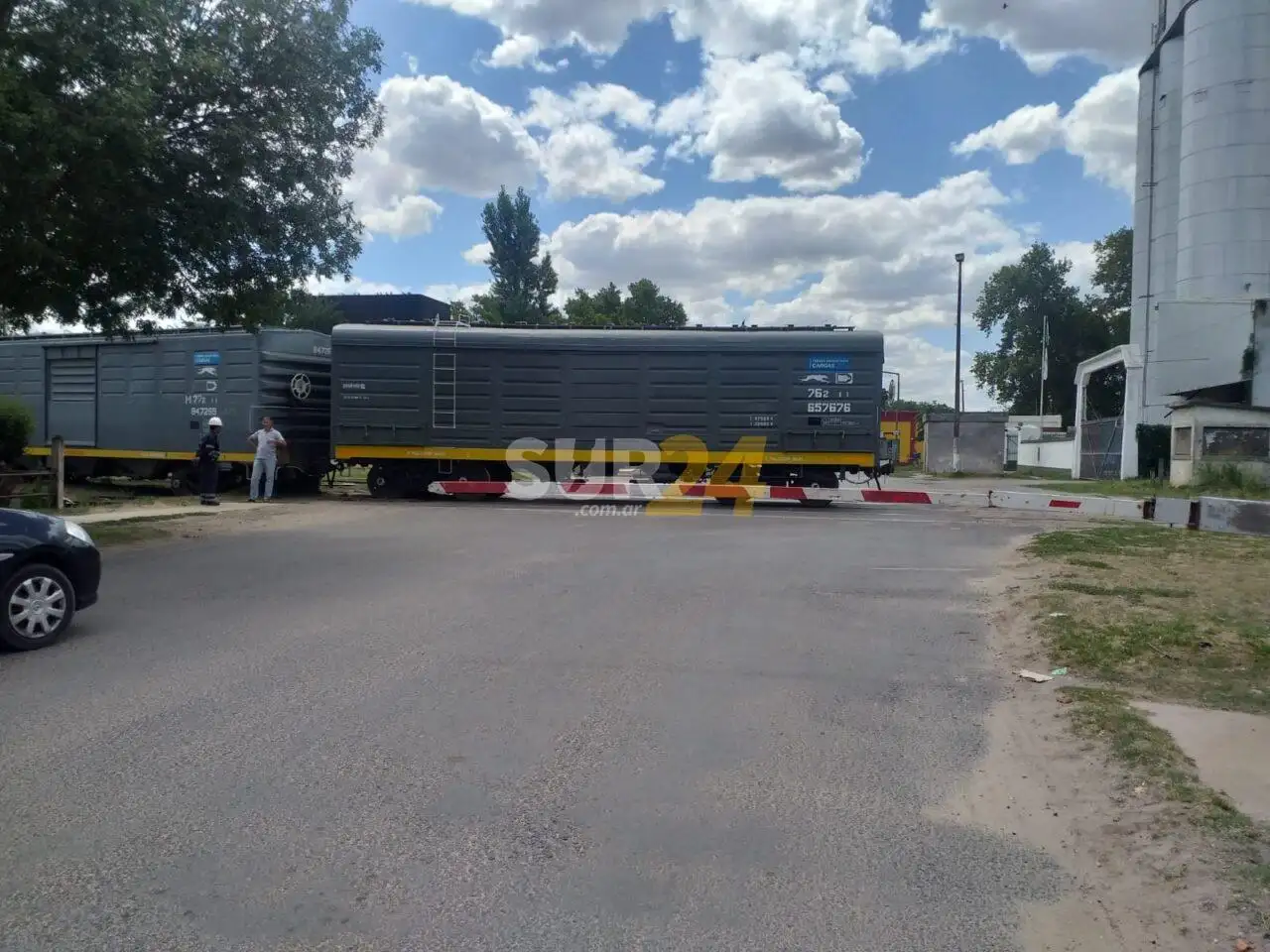 Inconvenientes por desperfecto de un tren de carga que obstruye avenida Falucho