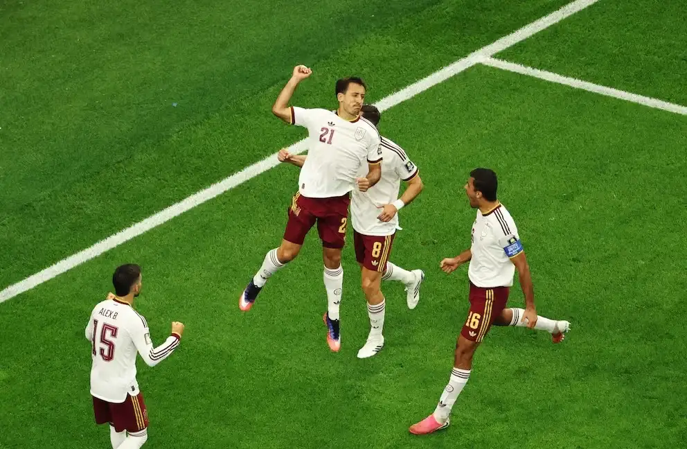 Mikel Oyarzabal festeja su gol para el pase de España a la final del Mundial.
