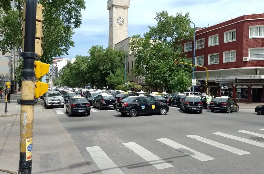 Continúa el paro de taxis: "El Municipio no tiene que ponerse en una posición autoritaria"