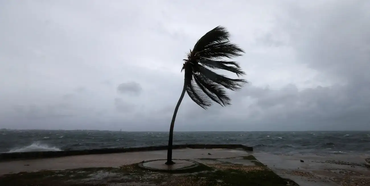 El viento en la costa de Kingston mientras se acercaba el huracán Melissa, en Jamaica. REUTERS/Octavio Jones