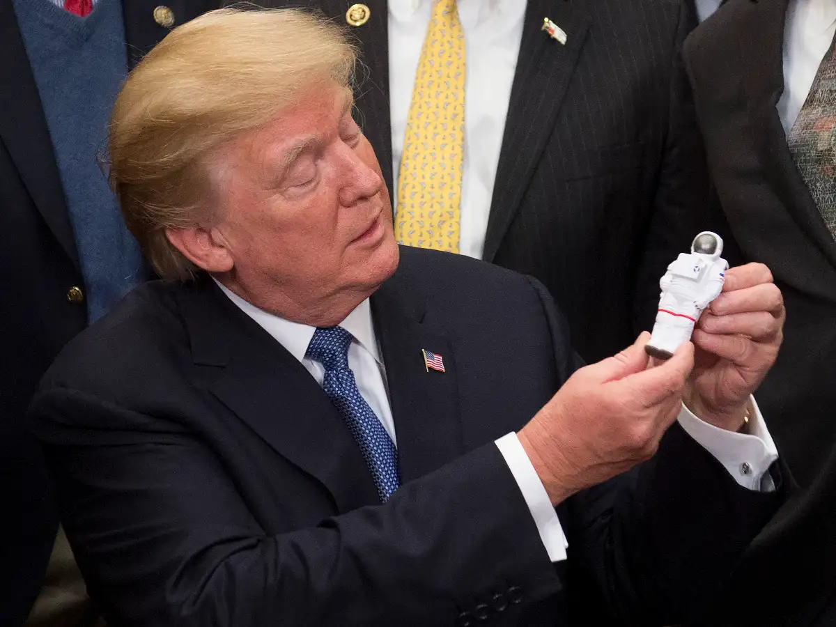 Trump dice que EE.UU. enviará hombres  a la Luna como paso previo a marte    