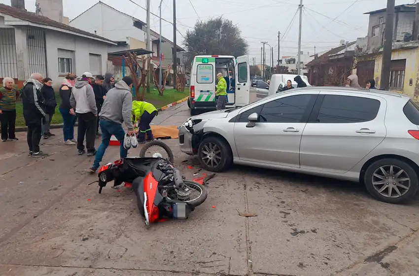 Circulaba en moto robada y fue embestida por un auto: la trasladan con fractura en la pierna