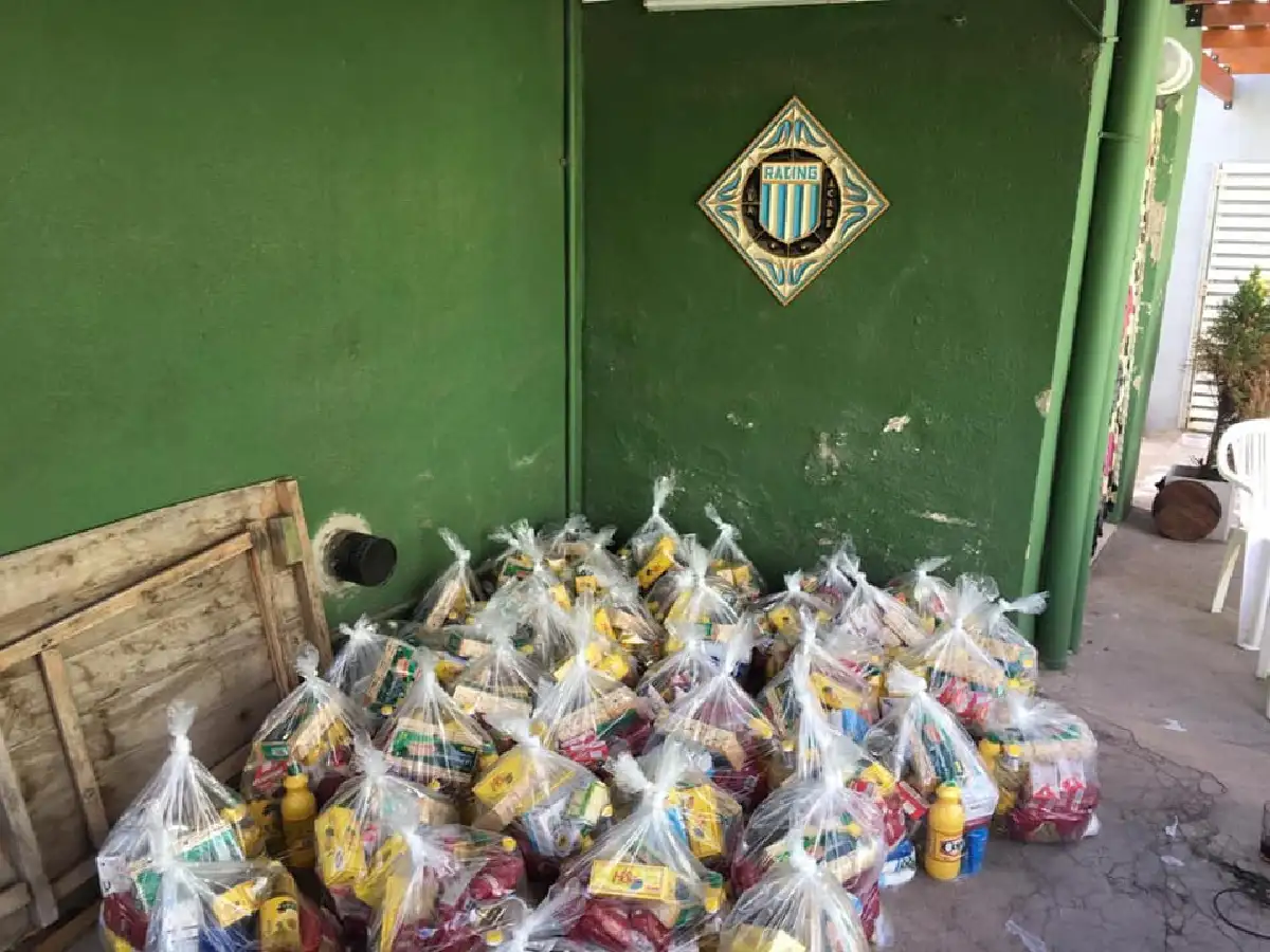 La filial de Racing entregó bolsones a los más necesitados