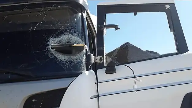 Insólito: conducía por Río Negro y un pizarrón se le incrustó en el parabrisas