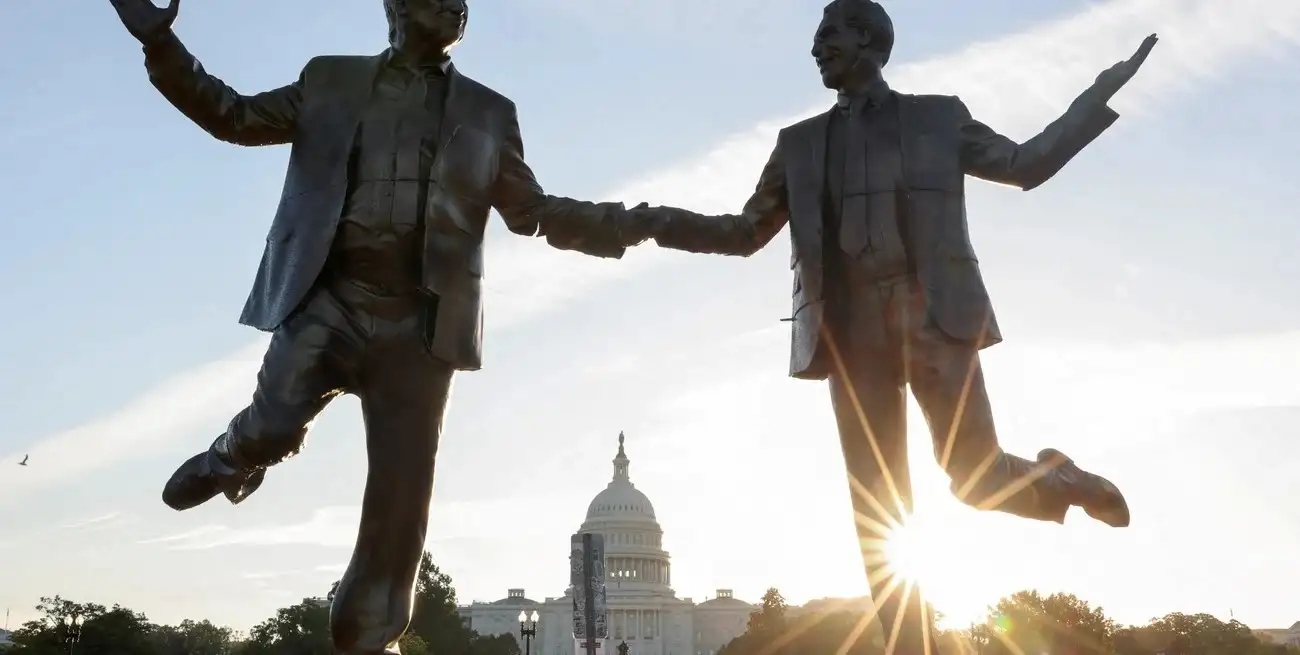 Instalación artística frente al Capitolio que representa a Trump y Epstein. Foto: Reuters