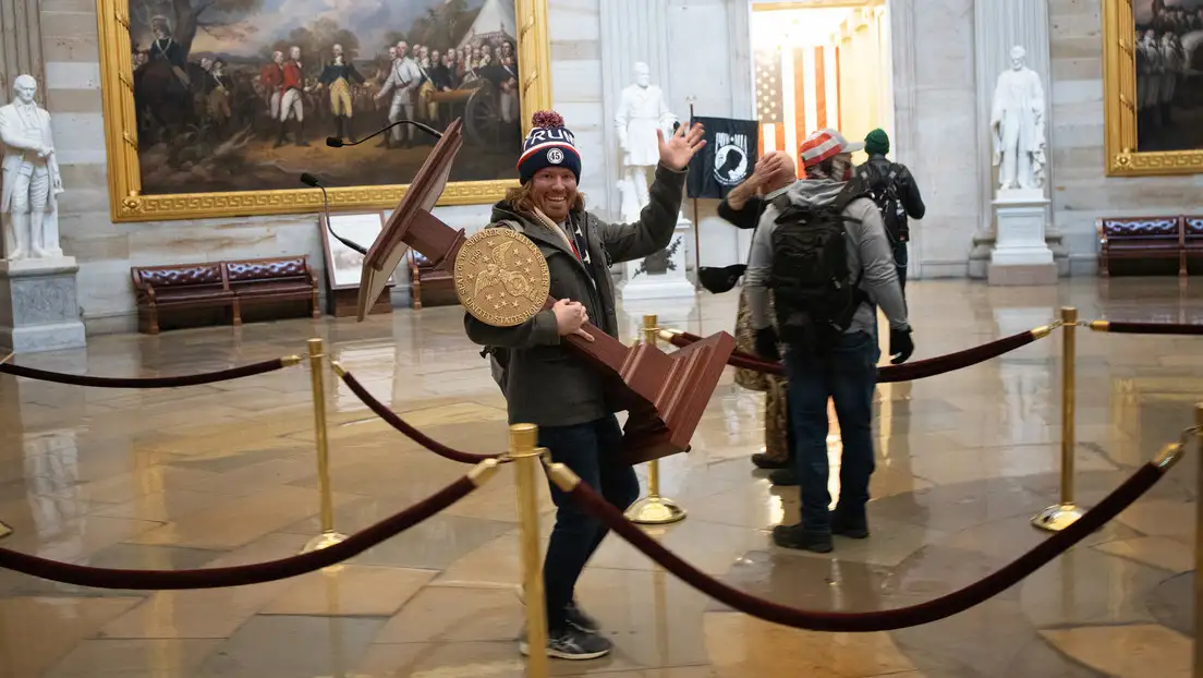 Es viral: subastan en eBay el atril ‘robado’ de Nancy Pelosi
