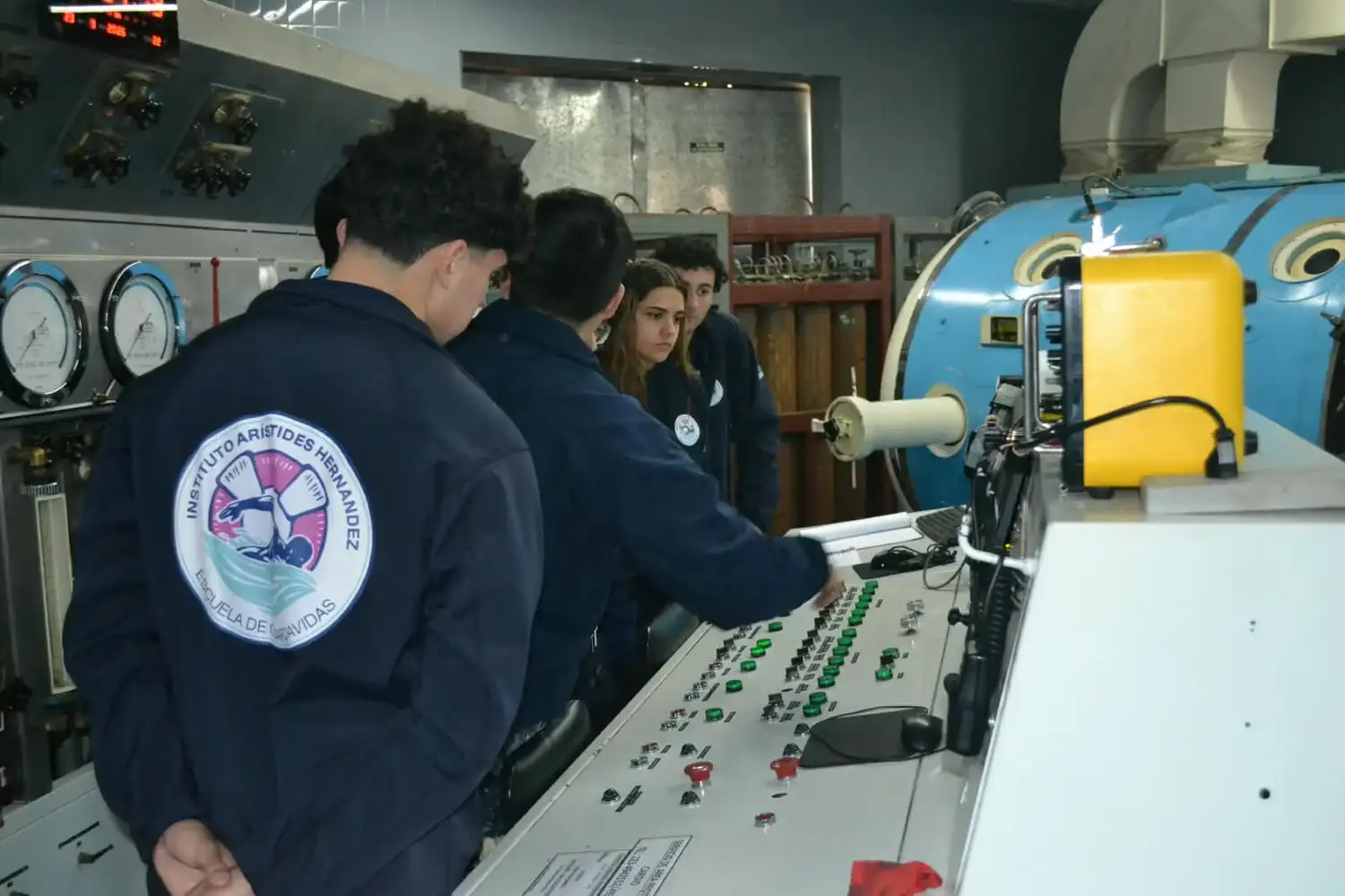 Jornada conjunta entre futuros guardavidas y la Escuela de Buceo en la Base Naval