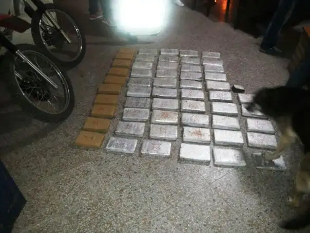 Anoche se secuestraron 55 ladrillos y medio de marihuana