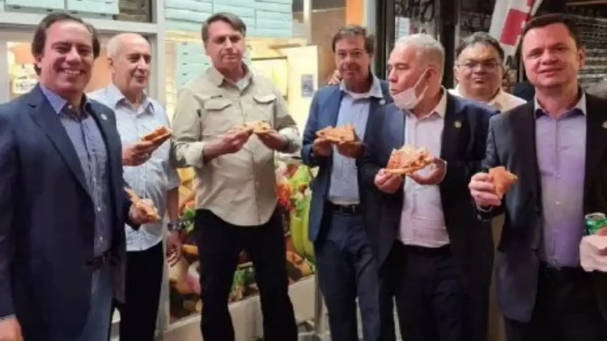 Una pizzería de New York le negó el ingreso a Bolsonaro y comió en la vereda