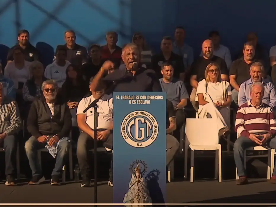 La Confederación General del Trabajo se movilizó a Plaza de Mayo en la antesala del Día del Trabajador.