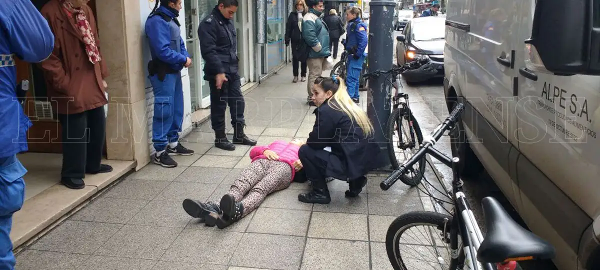 Motochorro asaltó y lastimó a una mujer en pleno centro