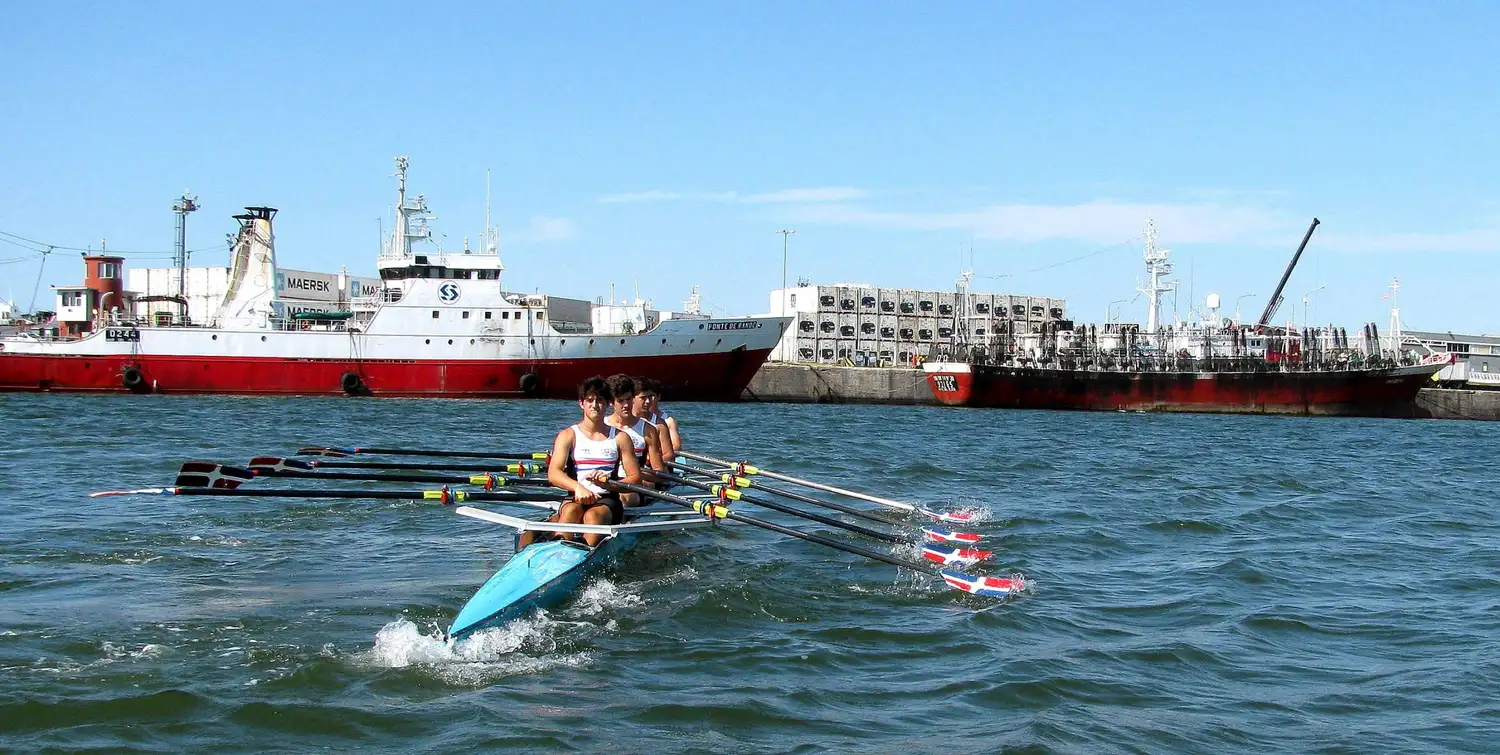 El remo compitió en las aguas internas del puerto