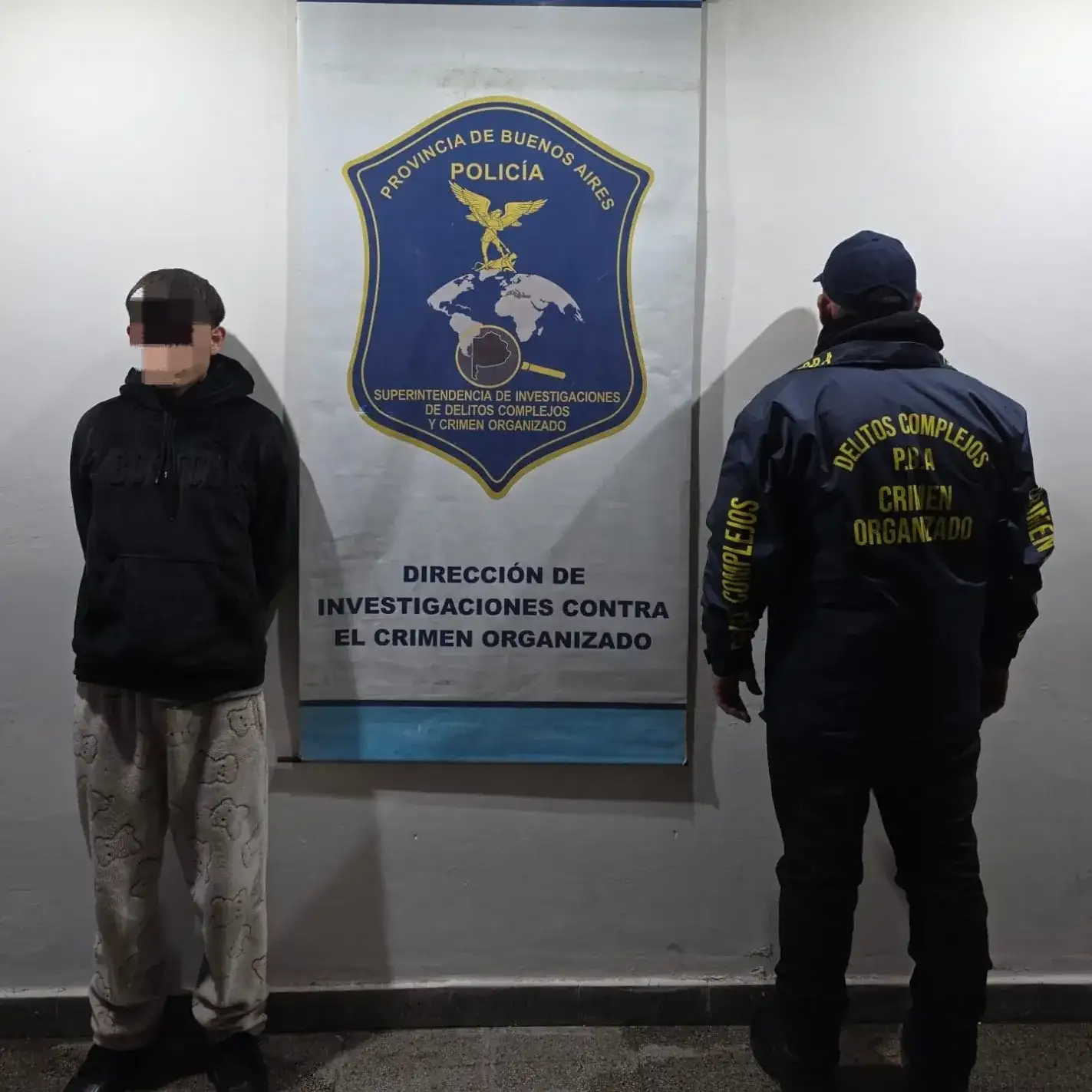 Durante los tres allanamientos realizados en Mar del Plata, la Policía secuestró una escopeta calibre 14 y otros elementos vinculados a la investigación.