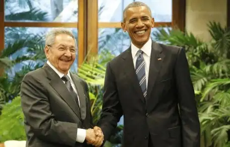Momento cumbre de la gira de Obama en Cuba: se reúne con Raúl Castro