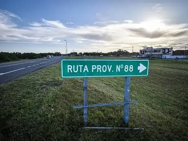 Un motociclista fue embestido por una camioneta en la Ruta 88 y terminó internado en el HIGA
