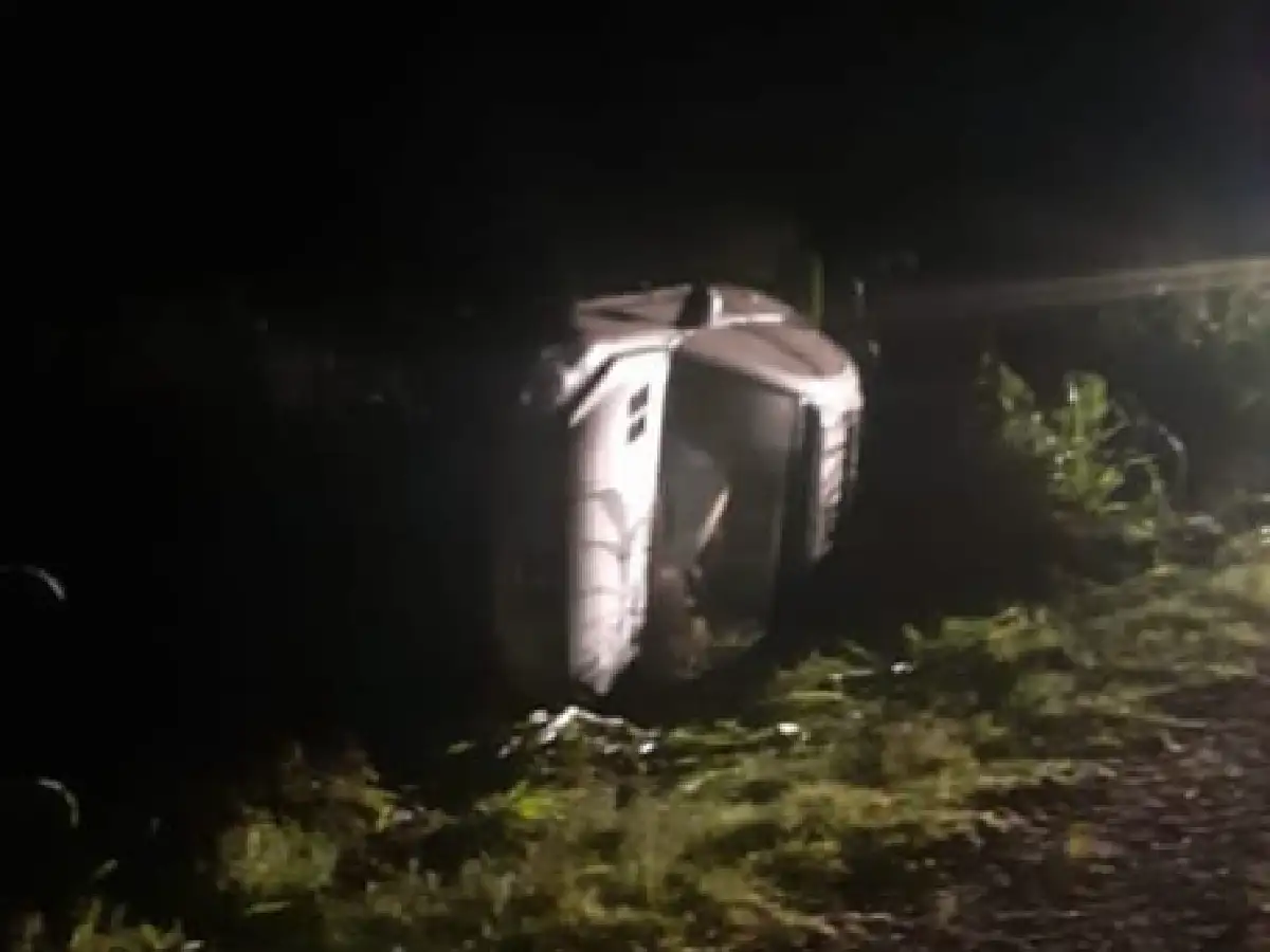 Una mujer sufrió lesiones leves tras tumbar su auto en un camino rural en cercanías de Balnearia