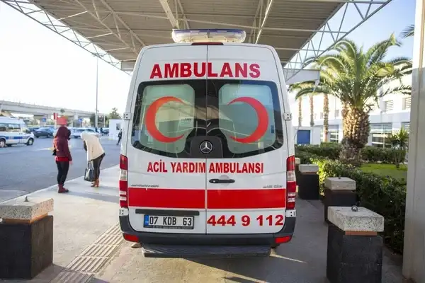 la mujer debió recibir atención médica y se confirmó que sufrió una fractura.