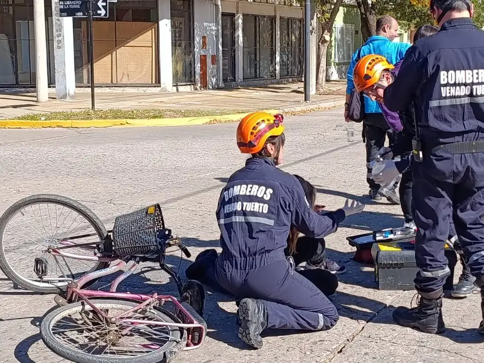 Bomberos realizaron las primeras curaciones a la mujer herida.