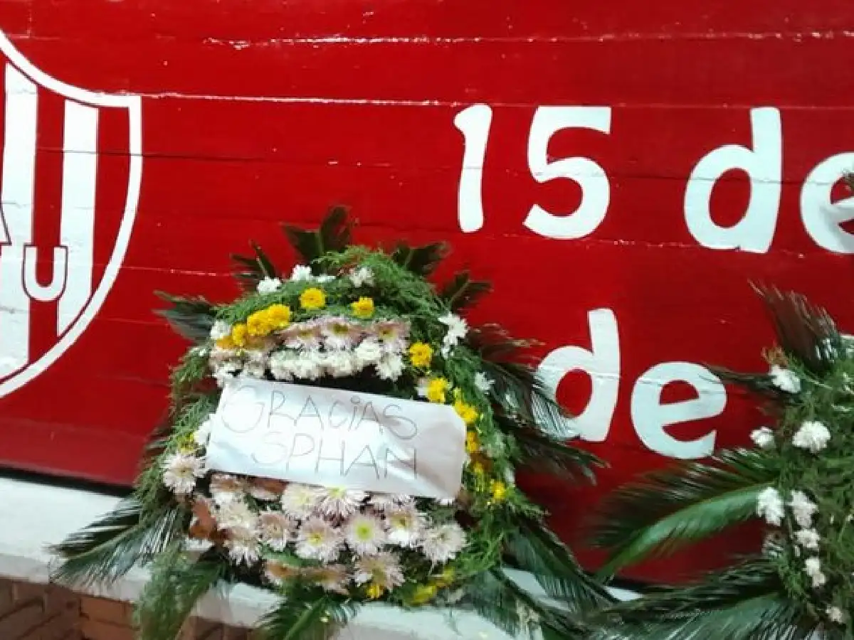 El Club Unión de Santa Fe amaneció con cuatro coronas funerarias en su ingreso